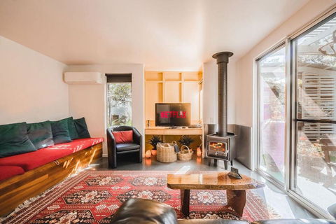 Runawaytomaleny - Australia Accommodation 2