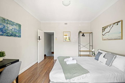 Rustic Queen Room In Glebe - Next To USYD - Shared Bathroom - Australia Accommodation 0