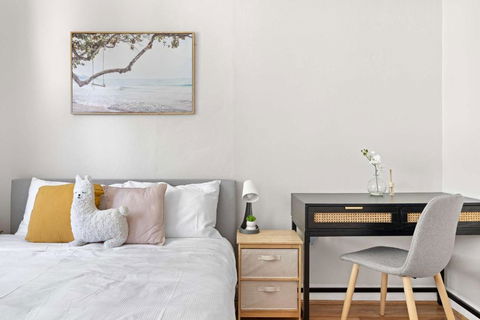 Rustic Queen Room In Glebe - Next To USYD - Shared Bathroom - Australia Accommodation 2
