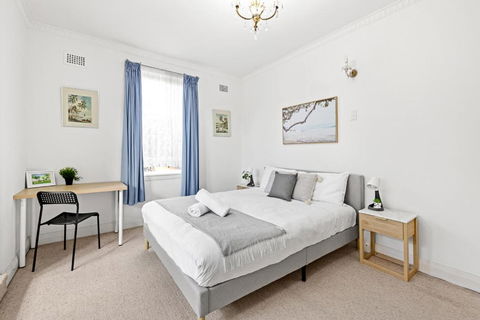 Rustic Queen Room - Seconds To Stores & Eateries - Shared Bathroom - Australia Accommodation 3