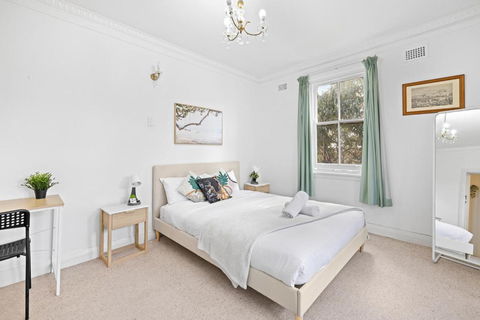 Rustic Queen Room - Seconds To Stores & Eateries - Shared Bathroom - Australia Accommodation 2