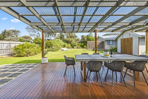 Salt Air Beach Retreat - 280m Walk To Foreshore, Check Out 5pm Sunday! - Australia Accommodation 2