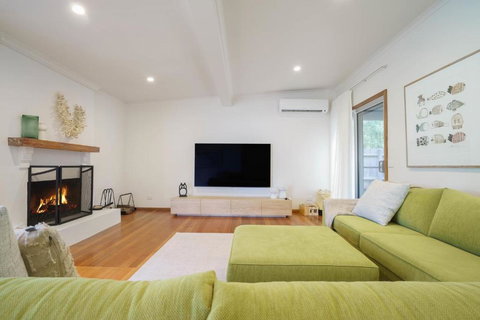 Salt Air Beach Retreat - 280m Walk To Foreshore, Check Out 5pm Sunday! - Australia Accommodation 3