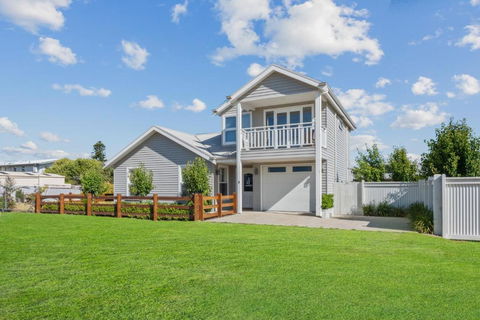 SALTAIR Beach House Right In Town - Australia Accommodation 0
