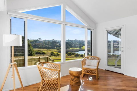 SALTWATER HOUSE - Opposite The Beach And Views Over The Lake! - Australia Accommodation 2