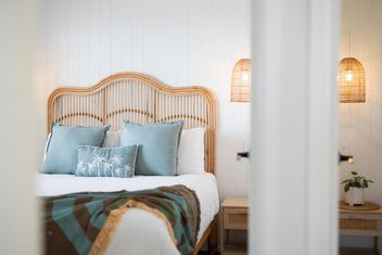 Sanbis Cabin - Hidden Boutique Retreat, Sea Views with Australia Accommodation