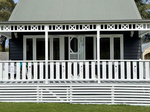 Sandpiper - Charming Beach Villa - Australia Accommodation 0