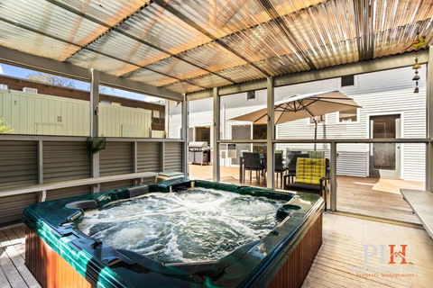 Sandy Bay Getaway W Spa 4 Bdr - Australia Accommodation 0