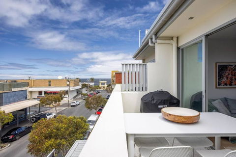 Sandy@Village - Newly Renovated + Bay Views - Australia Accommodation 3