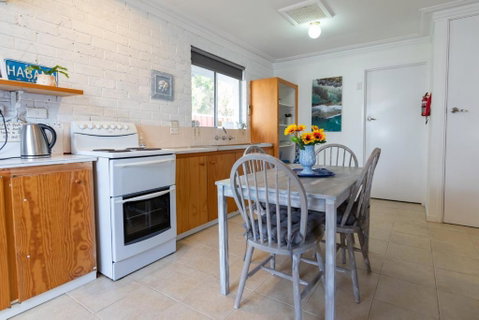 Shabby Chic Shack - 2 Bedroom Beach Cottage - Australia Accommodation 3
