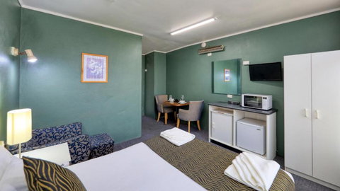 Silver Oaks Motel - Australia Accommodation 1