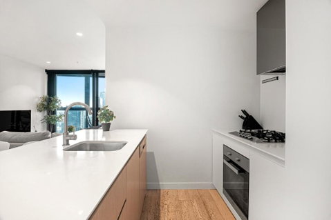 Sky High 3-Bedroom Central Apartment With City Views And Parking - Australia Accommodation 3
