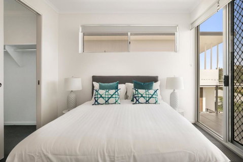 Spacious Apartment With Generous Entertaining - Australia Accommodation 3