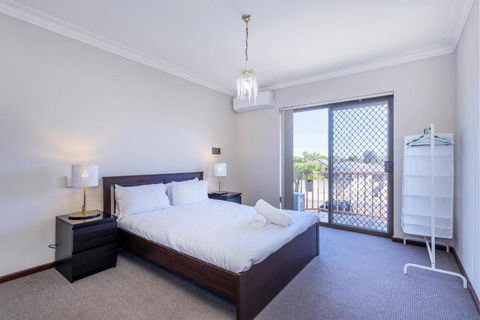 Spacious Family Retreat - EXECUTIVE ESCAPES - Australia Accommodation 1