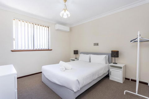 Spacious Family Retreat - EXECUTIVE ESCAPES - Australia Accommodation 3