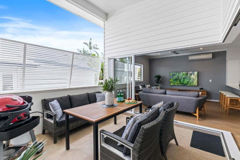 Stylish 3BD Townhouse Camp Hill, Sleeps 8, Wifi, Parking - Australia Accommodation 3