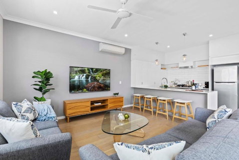 Stylish 3BD Townhouse Camp Hill, Sleeps 8, Wifi, Parking - Australia Accommodation 1