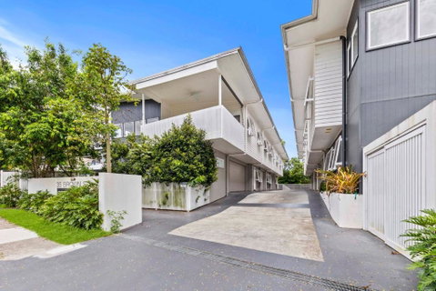 Stylish 3BD Townhouse Camp Hill, Sleeps 8, Wifi, Parking - Australia Accommodation 0