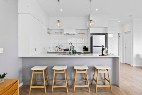 Stylish 3BD Townhouse Camp Hill, Sleeps 8, Wifi, Parking - Australia Accommodation 2