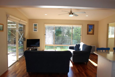 BEACHSIDE VILLA 2 - Australia Accommodation 3