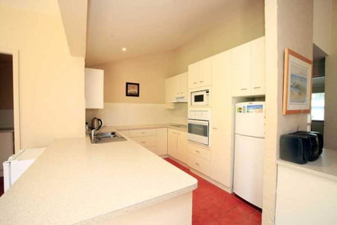 BEACHSIDE VILLA 2 - Australia Accommodation 0