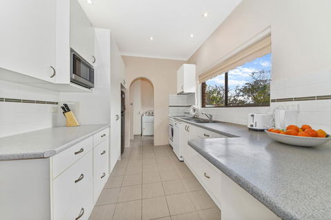 BEAUTIFUL HOLIDAY HOME CLOSE TO KU-RING-GAI CHASE NNT328 - Australia Accommodation 3