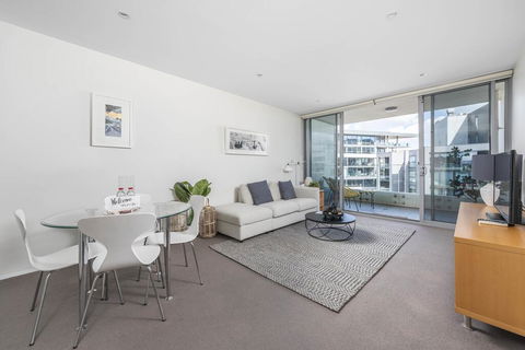 Beautiful Modern Lake View Apartment - Australia Accommodation 3