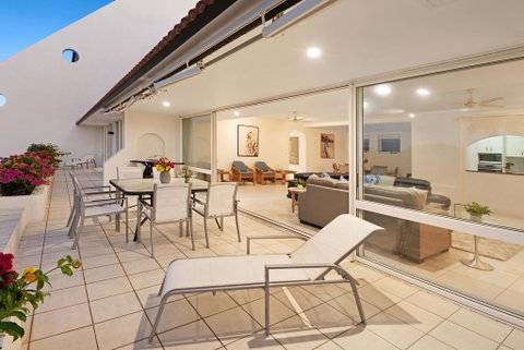 Bella Azure Two Bedroom Two Bathroom Spacious Ocean-view Apartment With Golf Buggy - Australia Accommodation 2