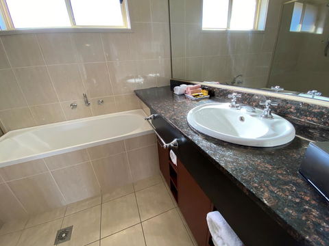 Best Western Plus All Settlers Motor Inn - Australia Accommodation 2