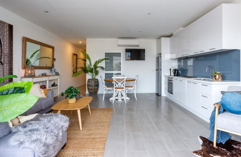 Blue Waters On The Beach: Absolute Beachfront, Views - Australia Accommodation 3