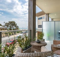 Blue Waters on the Beach absolute beachfront views - Australia Accommodation