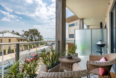 Blue Waters On The Beach: Absolute Beachfront, Views - Australia Accommodation 0