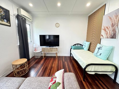 Zen Escape Guest House- Hidden Little Gem, Funky Corner, Boutique Granny Flat - Australia Accommodation 3