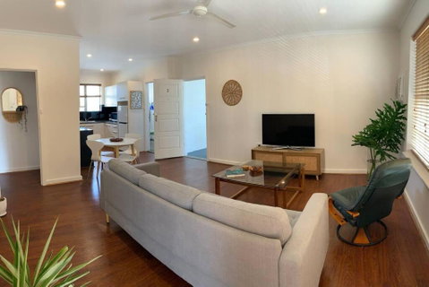 Yarrumla Beach Lodge - Australia Accommodation 1
