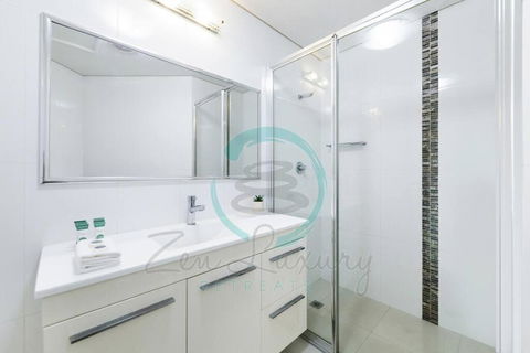 Zen On Stuart: 3-BR Penthouse Pad + Pool + BBQ - Australia Accommodation 2